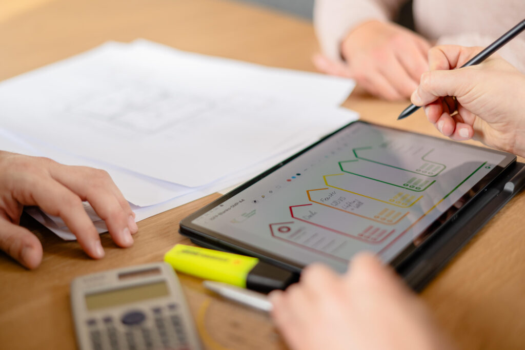 Datenaufnahme eines individuellen Sanierungsfahrplans auf dem Tablet